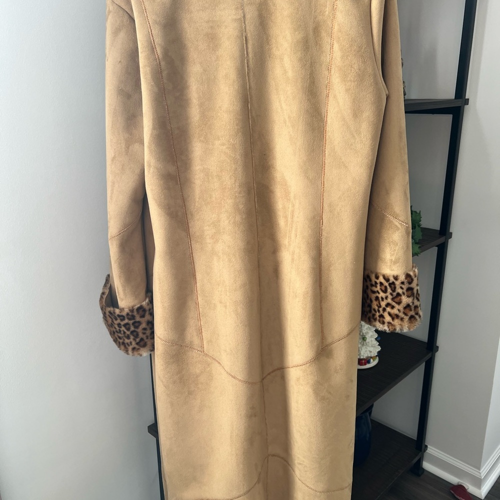 Like new classic Newport News faux fur/shearling long coat - Picture 3 of 10
